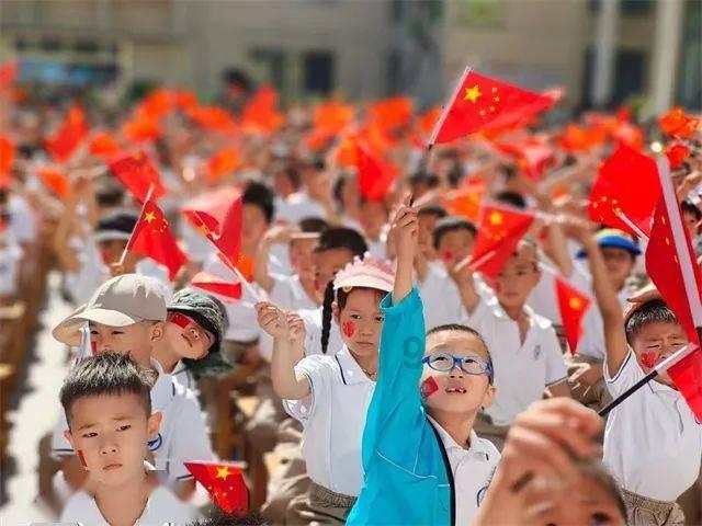 纪实：李一诺18岁保送清华，4年生3娃，成替世界首富花钱的女人