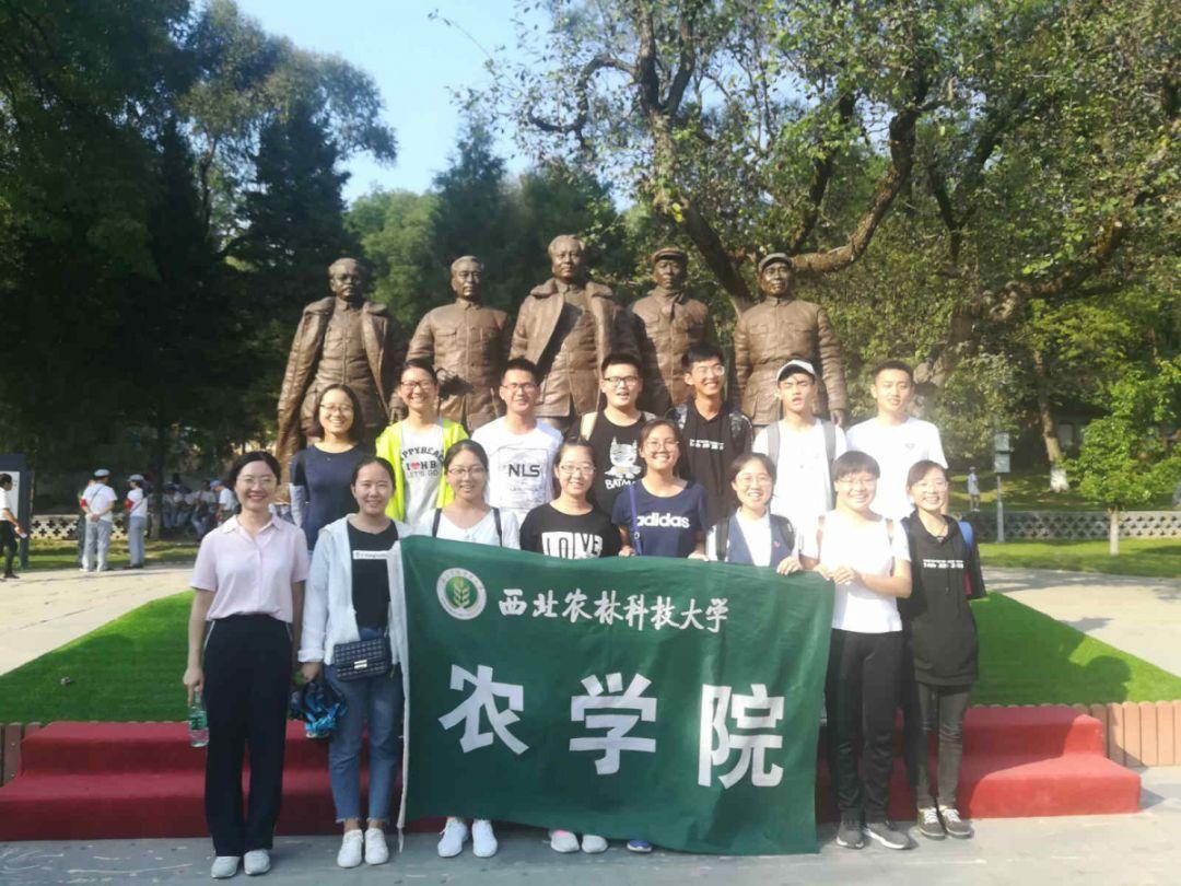 如果酒店房租到期，服务员有没有权利私开房门，拿走房卡